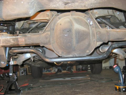1985 Ford LTD Crown Victoria - Underside view of the rear axle and suspension of a 1985 Ford Crown Victoria LTD.