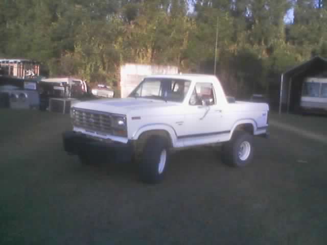 White lifted 1986 Ford Bronco parked outdoors