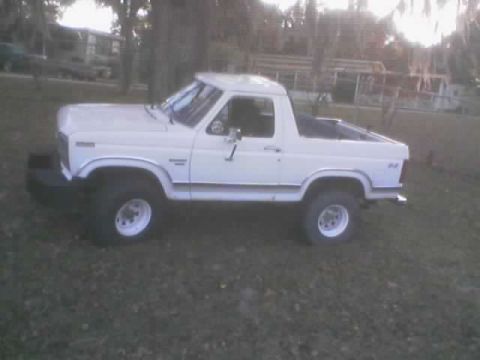 1986 Ford Bronco - This 1986 Ford Bronco features a body lift, giving it a more stance.