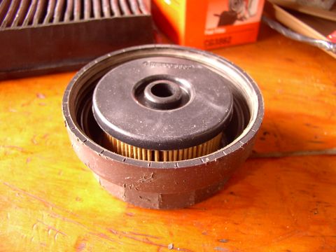 1986 Ford Bronco - This is the way the filter should be loaded into the lid.