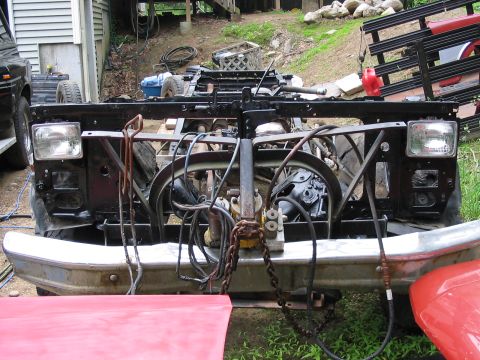 1985 Ford F-350 - Front view of a disassembled pickup truck, likely from the 1980s, with its engine and chassis exposed.