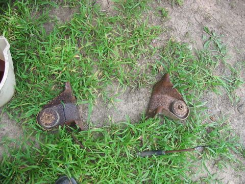 1985 Ford F-350 - Two rusty, unidentified metal parts lie on the grass, with a Supermotors.net watermark visible.
