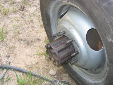 1985 Ford F-350 - Detail of a truck's wheel hub and tire, with a Supermotors.net watermark in the corner.
