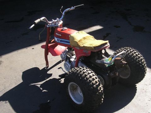 1900 Honda Big Red - how about those custom trimmed fenders!