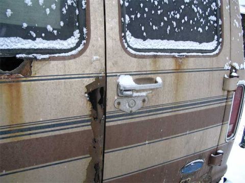 1986 Ford E150 - You can talk through the hole in the back. Maybe I should insulate it or something. Or get new doors, hahahah yea right.
