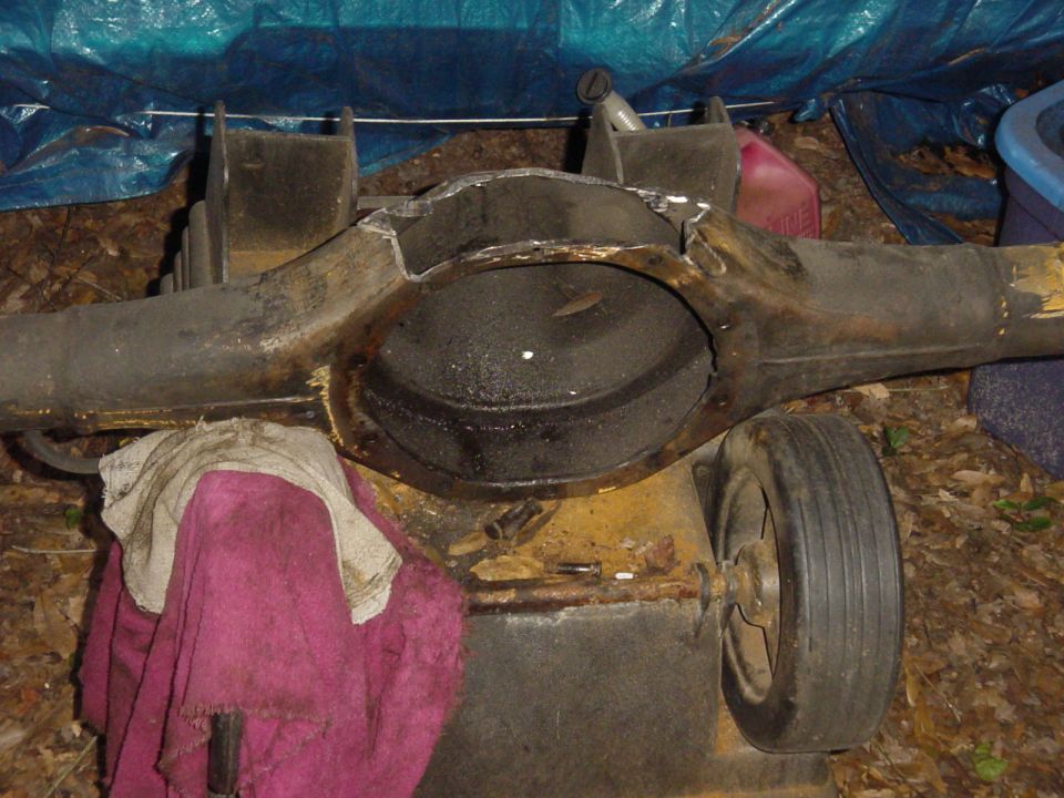 Modified rear axle assembly with cut differential cover
