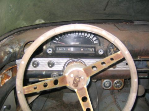 1956 Ford Thunderbird - Interior view of a 1956 Ford Thunderbird, its dashboard and steering wheel.