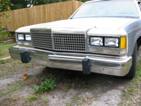 1985 Ford LTD Crown Victoria - Front view of a white Ford Crown Victoria showing its grille and headlights.
