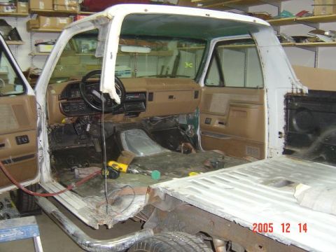 1989 Ford Bronco - Removed......pretty stable for no support. I measured a point on both sides of the roof before I cut it. I supported it with a cargo jack.…