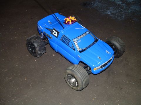1994 Ford Bronco - This blue remote control truck features F-350 badging and aggressive off-road tires.