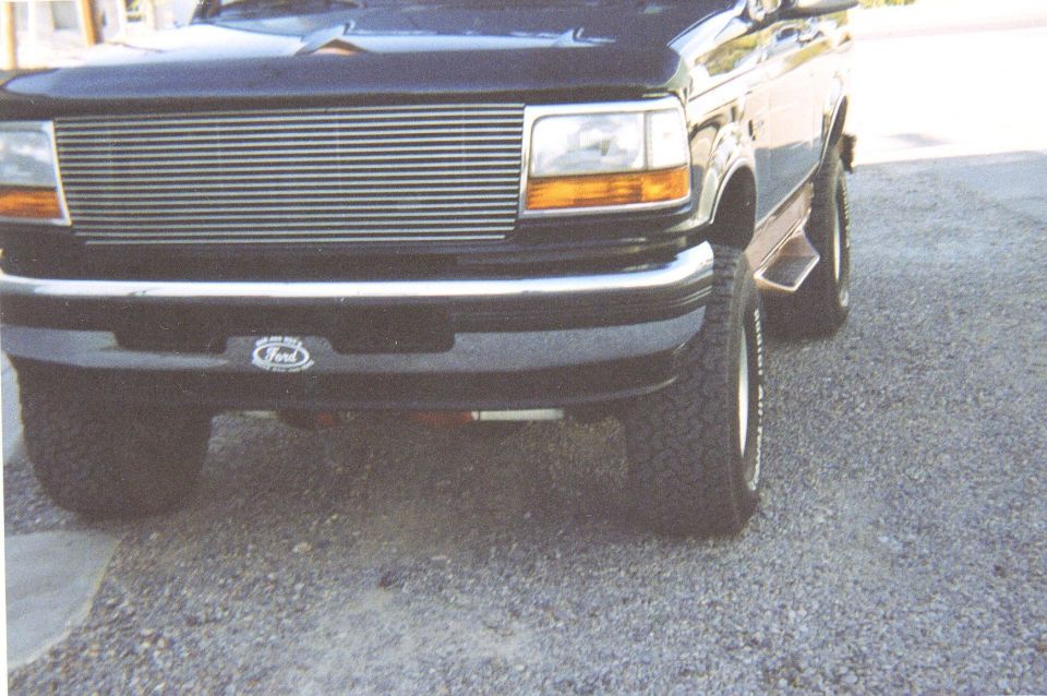 1995 Ford Bronco front grille and headlights