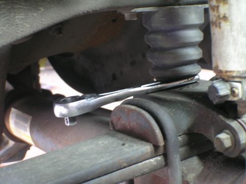 2000 Ford Excursion - That's a 3/8" ratchet.