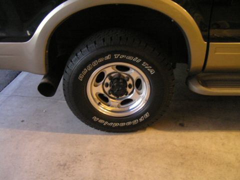 2000 Ford Excursion - Side view of a 2000 Ford Excursion's rear wheel and fender area.