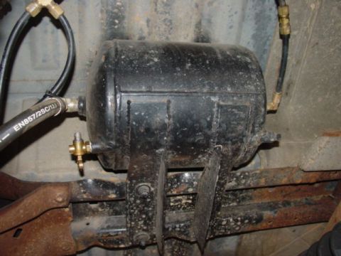 1986 Ford Bronco - onboard air supply tank - alfred cut the tank and shortened it and made the mounting brackets