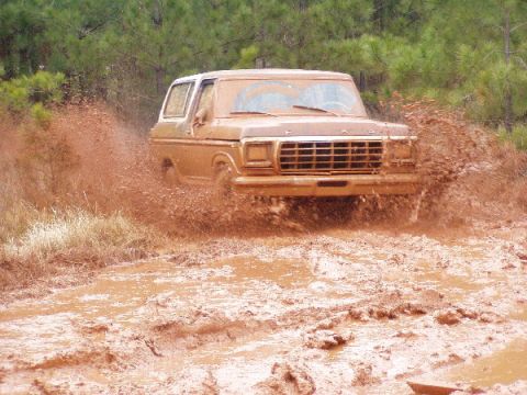 1978 Ford Bronco - Ford Bronco navigating a difficult muddy off-road course.