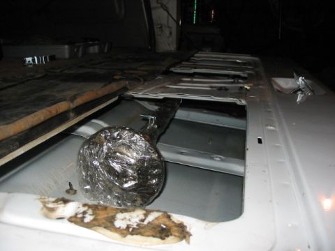 1995 Ford Bronco - D60FF axleshaft all wrapped up and secured inside of tailgate.