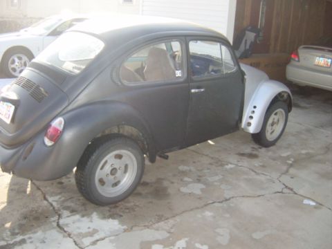 1975 Volkswagen Beetle - Volkswagen Beetle with mismatched front fender and black body panels.