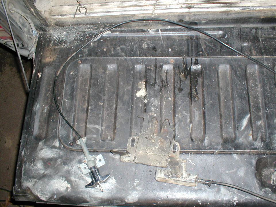 tailgate latch and cable assembly