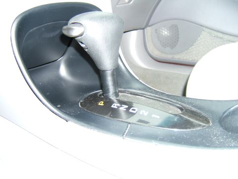 1998 Ford Taurus - Interior view of the automatic gear shifter and selector plate in a 1998 Ford Taurus.