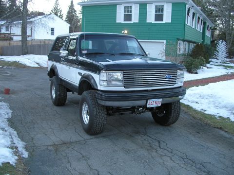 1994 Ford Bronco - This lifted Ford Bronco has a two-tone paint scheme and aftermarket wheels.