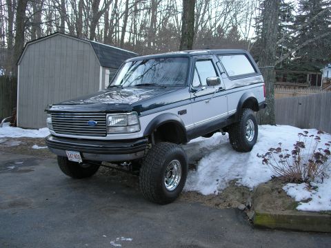 1994 Ford Bronco - This lifted Ford Bronco appears to be from the early to mid-1990s, not a 1994 model.