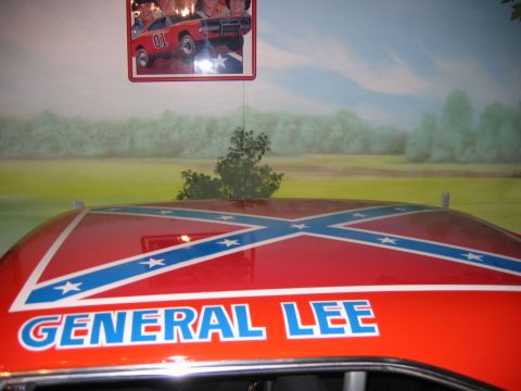 1985 Ford Crown Victoria LTD - The roof of the General Lee car, decorated with the Confederate flag and its name.