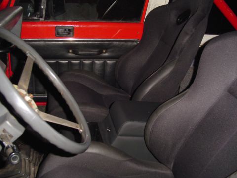 1989 Jeep YJ - The interior of a 1989 Jeep YJ shows racing seats and a roll cage, suggesting off-road modifications.