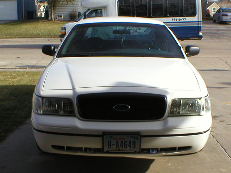 White 2000 Ford Crown Victoria front view with black grille and license plate 9-A4649