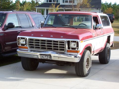 1978 Ford Bronco - Here she is in November 2004. Some jack-ass actually stole my headlight buckets.