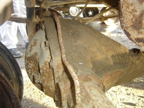 1994 Jeep Cherokee - The rear axle differential and brake line are heavily rusted.