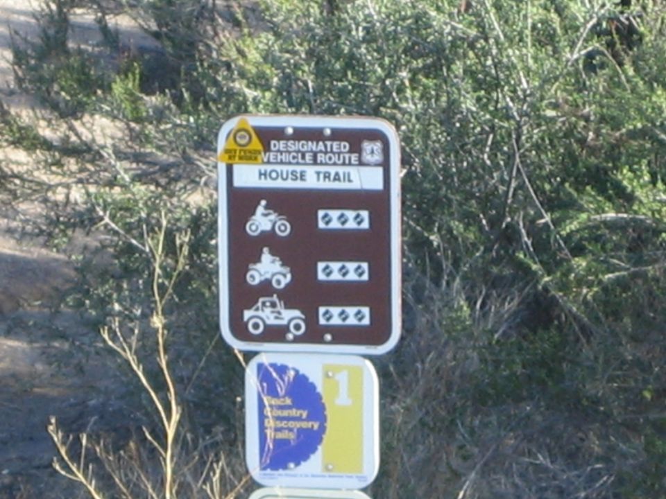 Brown Designated Vehicle Route sign reading HOUSE TRAIL with difficulty icons