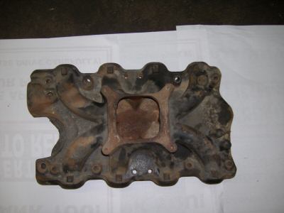 1972 Ford Ranchero - iron B&A Track Boss "Clevor" intake, note rear end seal