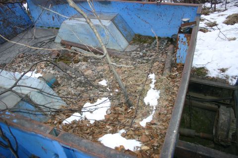 2003 Jeep TJ - The interior of a blue truck bed is visible, covered in fallen leaves and scattered snow.