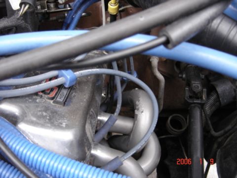 1990 Ford Bronco - Engine bay details show spark plug wires and exhaust manifold, with a watermark from 2006.