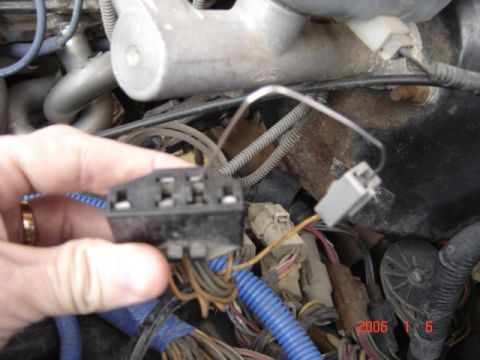 1990 Ford Bronco - A different angle just to make sure there is no mistake which ones to short. There are other ways to pull codes but this is by far the easi…