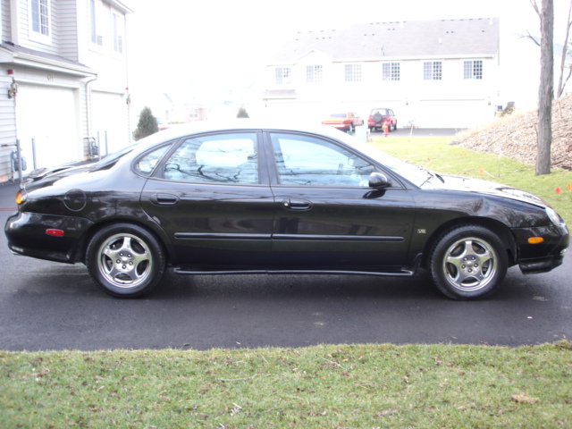 Black 1998 Ford Taurus sedan, side view