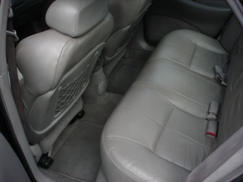 1998 Ford Taurus - The interior of a car shows the rear seats and floor mats, with a watermark at the bottom right.