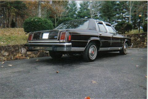 1982 Ford Crown Victoria LTD - Look Closely and you can see my rear sway bar.