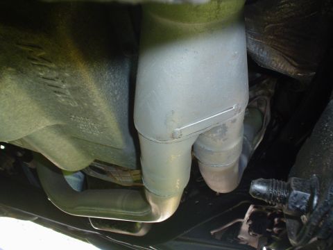 2005 Ford Excursion - Underside view of a vehicle's exhaust system, showing pipes and muffler components. Text from a watermark is visible.