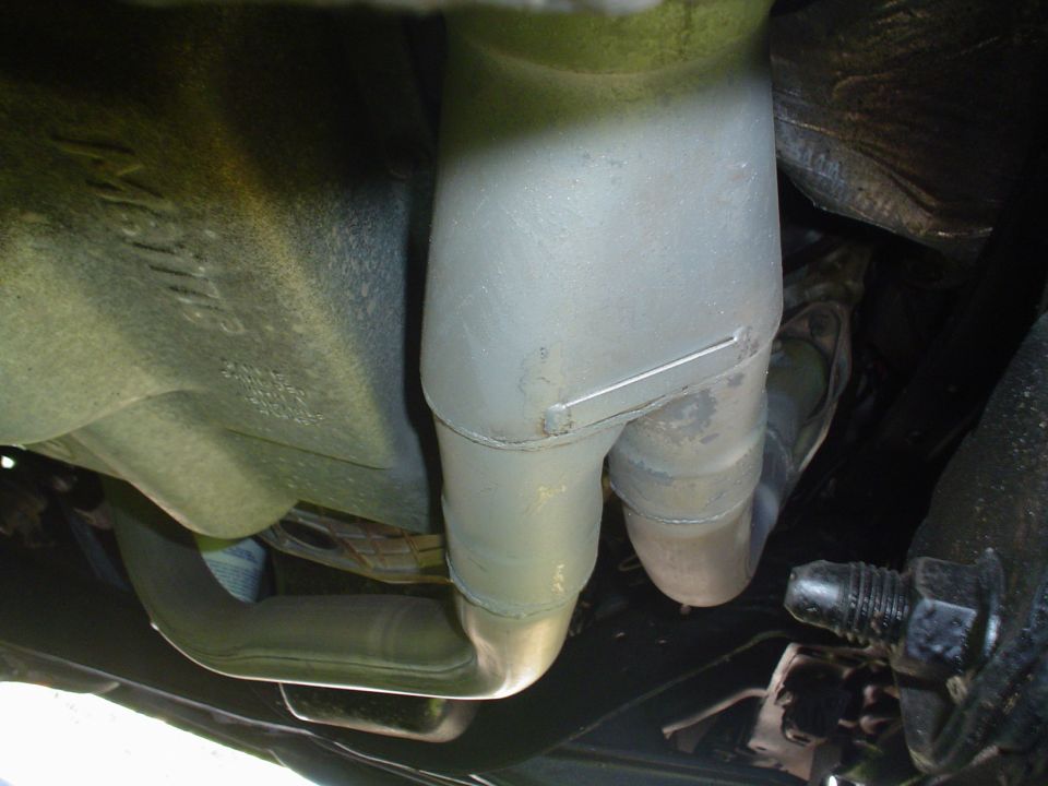 Underside exhaust pipe Y-junction with weld seam and heat shielding