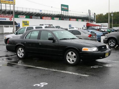 2004 Ford Crown Victoria photo