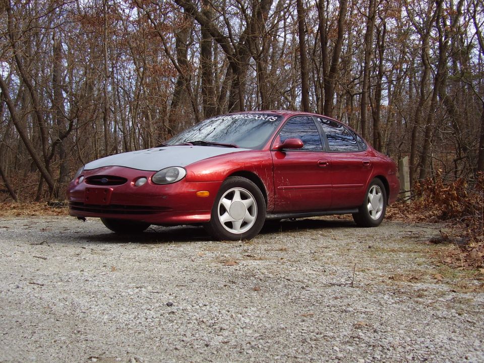 1997 Ford Taurus 3q-front view, red sedan with grey hood