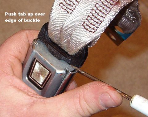 1994 Ford Crown Victoria - Since I also wanted to wash the seat belts, I disassembled the buckle. When one tab is out, it's sometimes possible to push it up, and the…