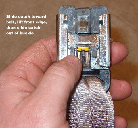 1994 Ford Crown Victoria - Since I also wanted to wash the seat belts, I disassembled the buckle.