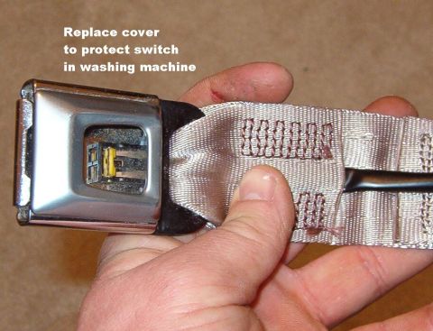 1994 Ford Crown Victoria - Since I also wanted to wash the seat belts, I disassembled the buckle. It's now ready to go in the washing machine with the upholstery. Sin…