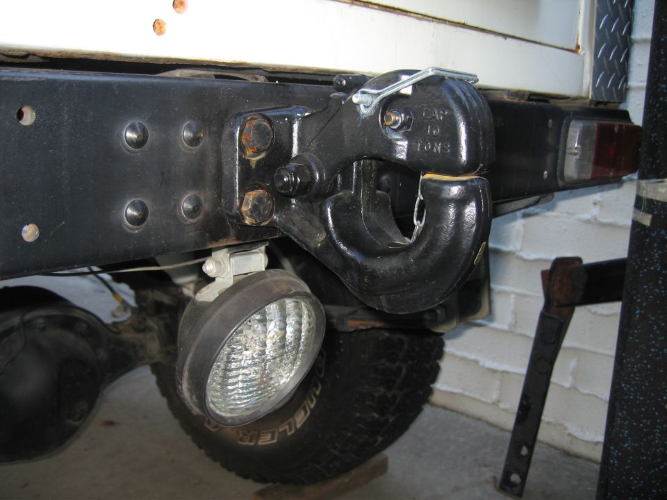 Tow hitch with 'CAP 10 TONS' text and a spotlight