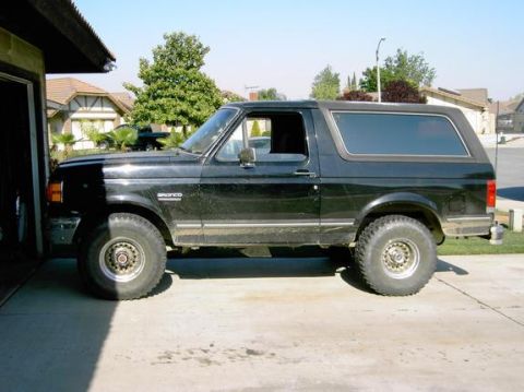 1988 Ford Bronco - my new 33x12.50 they rub a little on the sway bar and the radius arm