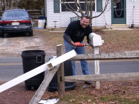 1986 Ford Sport - Runomuk (Jim) Fixin the mailbox he broke on the cab scrap day