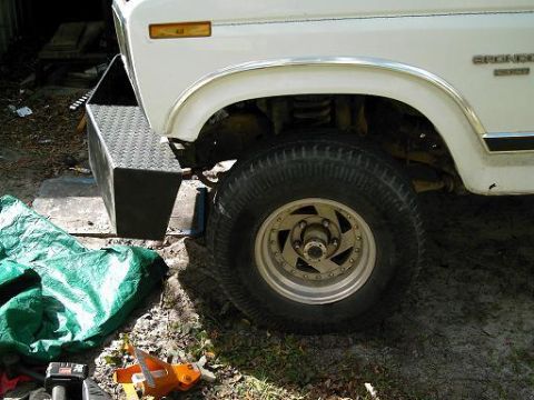 1986 Ford Bronco - the bumper was tweaked when i got it. i beat the hell out of it to straighten it but to no avail....obviously^^^^^