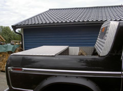 1979 Ford Bronco - Here you see the front cover on top of the back cover.